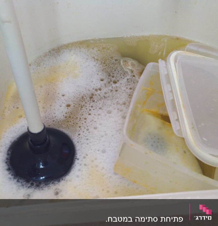 פומפה בכיור מלא מים וסבון